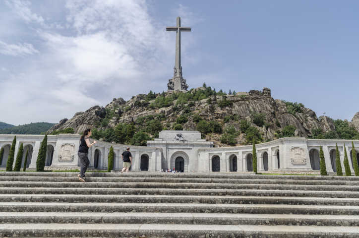 109 - Comunidad de Madrid - San Lorenzo del Escorial - Valle de Los Caidos - basilica y cruz